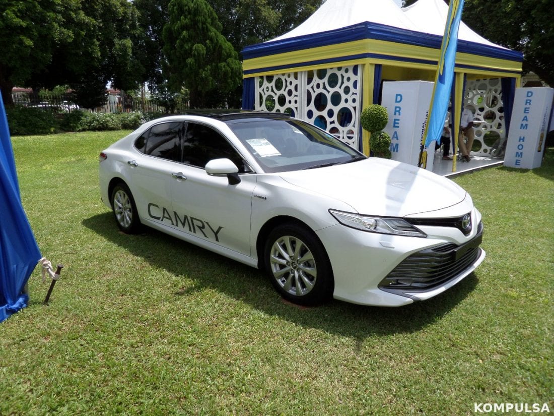 @019 Toyota Camry. Hybrid car.