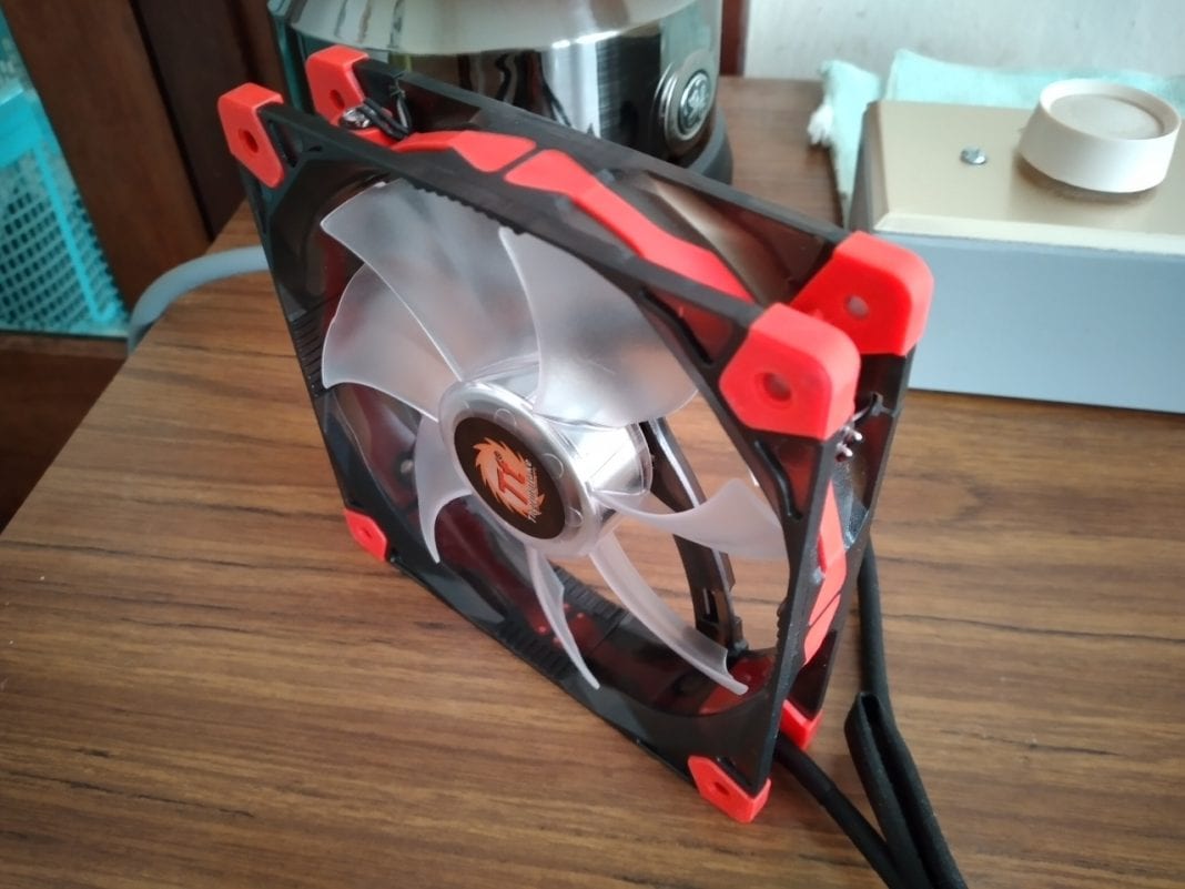 120mm computer case fan (Thermaltake Luna 1 - Intake view